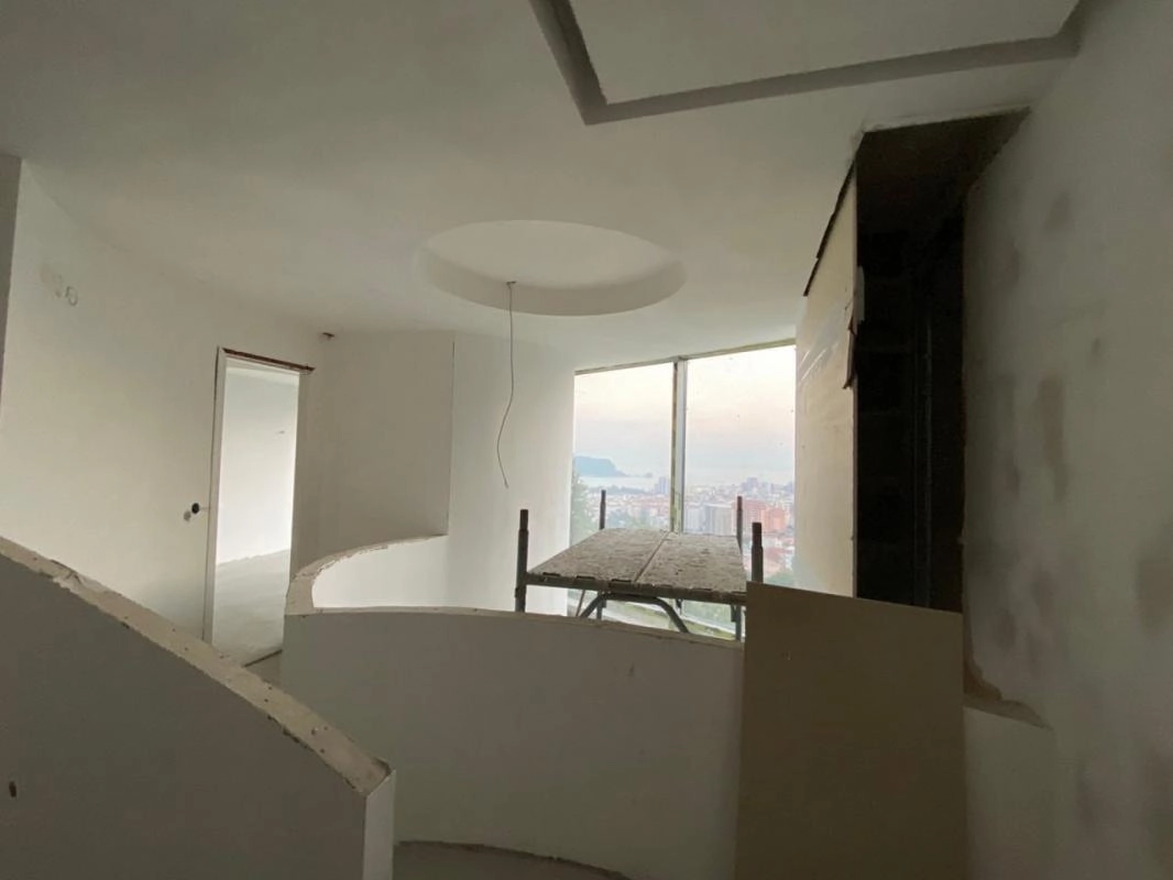 Kuća 400 m² u izgradnji sa terasom na krovu – Podmaine, Budva