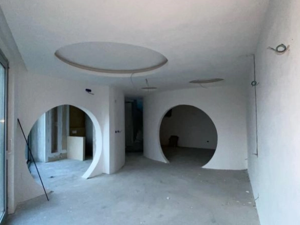 Kuća 400 m² u izgradnji sa terasom na krovu – Podmaine, Budva