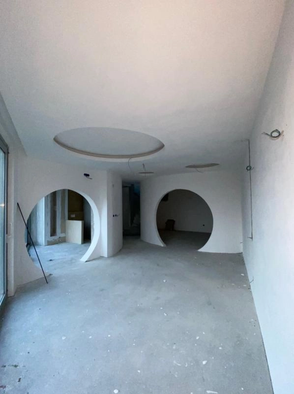 Kuća 400 m² u izgradnji sa terasom na krovu – Podmaine, Budva