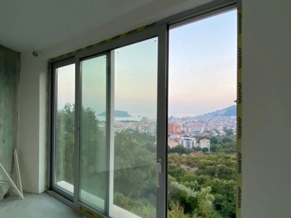 Kuća 400 m² u izgradnji sa terasom na krovu – Podmaine, Budva