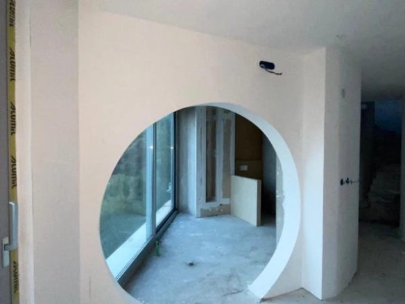 Kuća 400 m² u izgradnji sa terasom na krovu – Podmaine, Budva