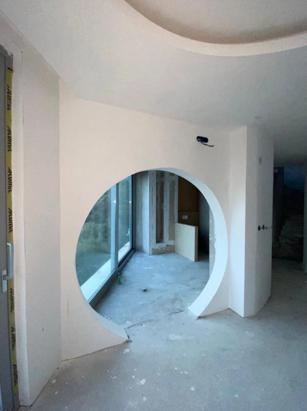 Kuća 400 m² u izgradnji sa terasom na krovu – Podmaine, Budva