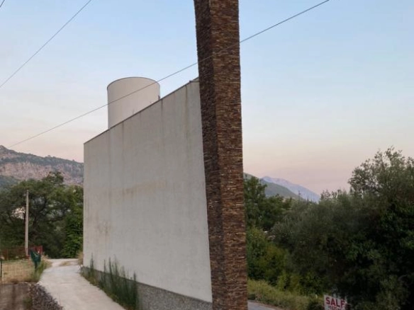 Kuća 400 m² u izgradnji sa terasom na krovu – Podmaine, Budva