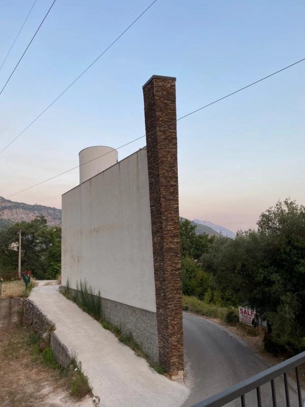 Kuća 400 m² u izgradnji sa terasom na krovu – Podmaine, Budva