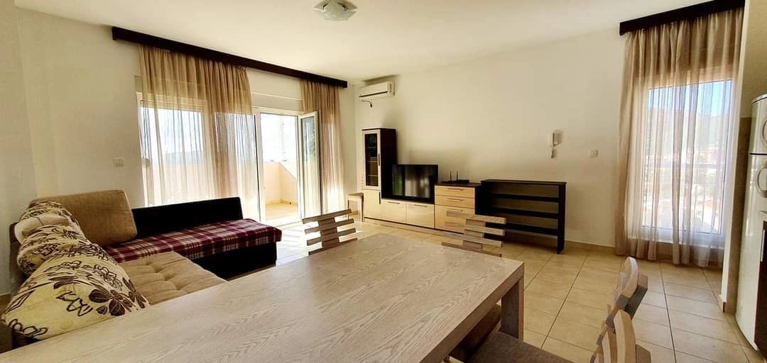 Jednosoban-stan-sa-terasom-u-naselju-Lazi-Budva-2 Jednosoban stan 64 m² sa pogledom na more i planine – Lazi, Budva