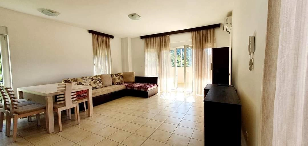 Jednosoban-stan-sa-terasom-u-naselju-Lazi-Budva-3 Jednosoban stan 64 m² sa pogledom na more i planine – Lazi, Budva