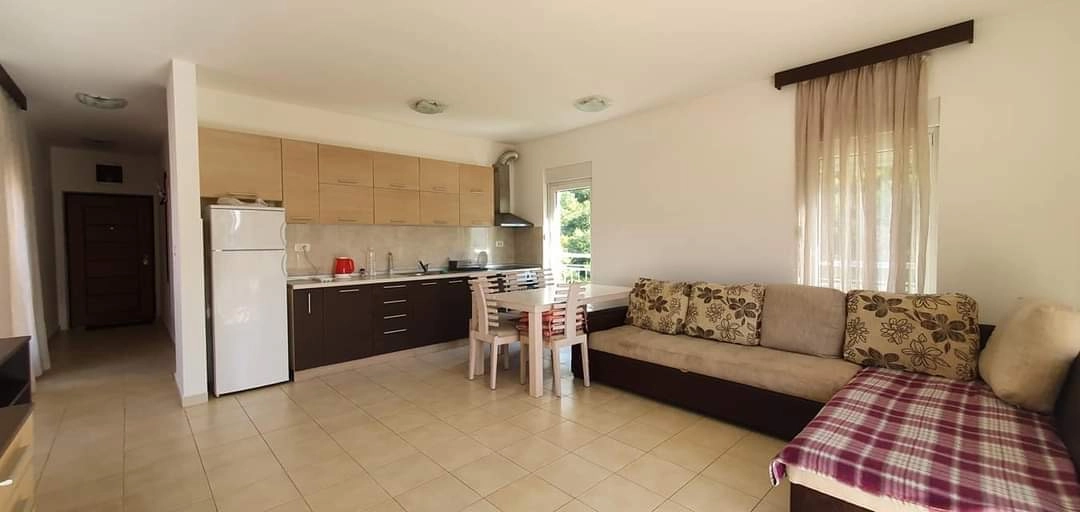 Jednosoban-stan-sa-terasom-u-naselju-Lazi-Budva-4 Jednosoban stan 64 m² sa pogledom na more i planine – Lazi, Budva