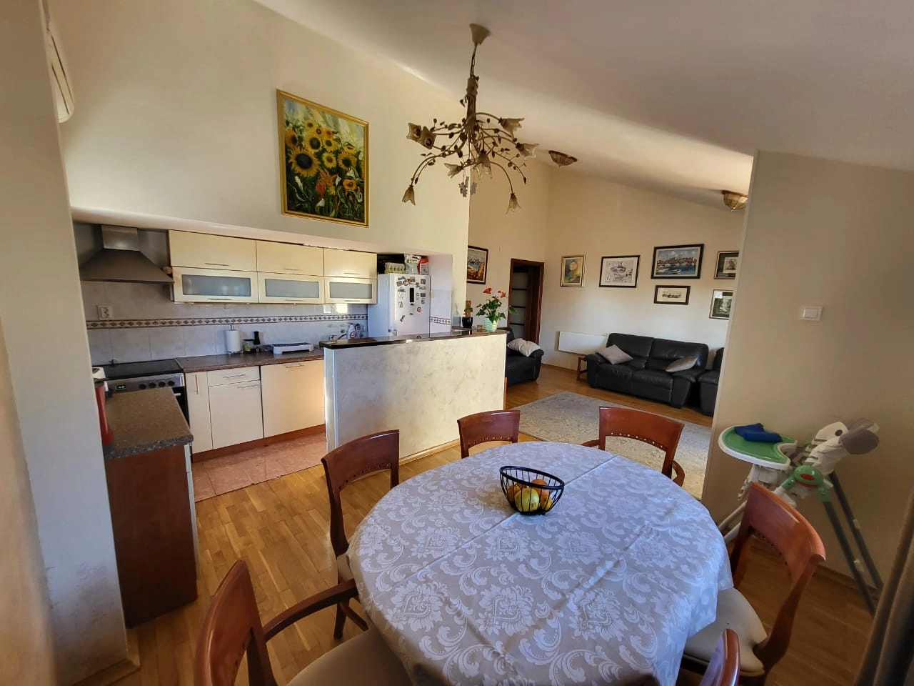 Trosoban stan 100 m² sa pogledom na grad i more – Babin Do, Budva