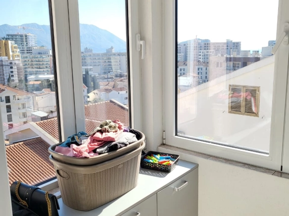 Trosoban stan 100 m² sa pogledom na grad i more – Babin Do, Budva