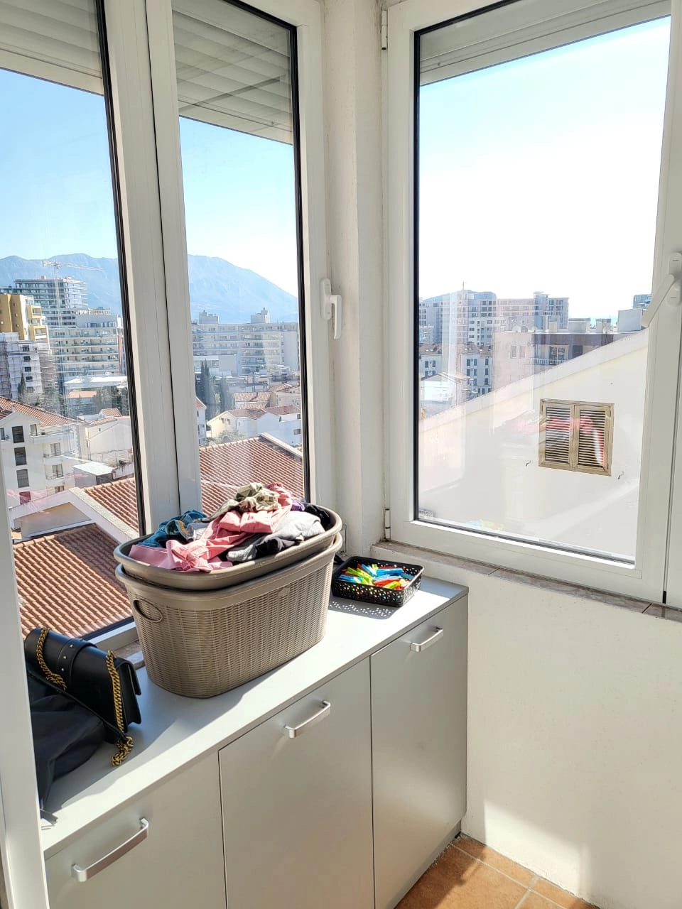 Trosoban stan 100 m² sa pogledom na grad i more – Babin Do, Budva