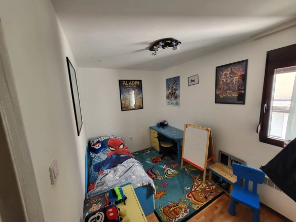 Trosoban stan 100 m² sa pogledom na grad i more – Babin Do, Budva