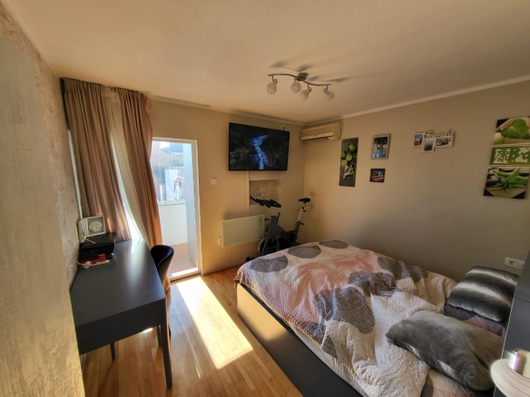 Trosoban stan 100 m² sa pogledom na grad i more – Babin Do, Budva