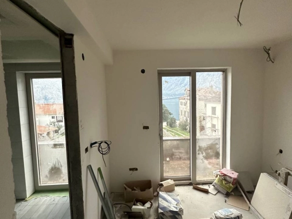 Nedovršena kuća 516 m² na placu od 1684 m², 10 m od mora – Prčanj, Kotor