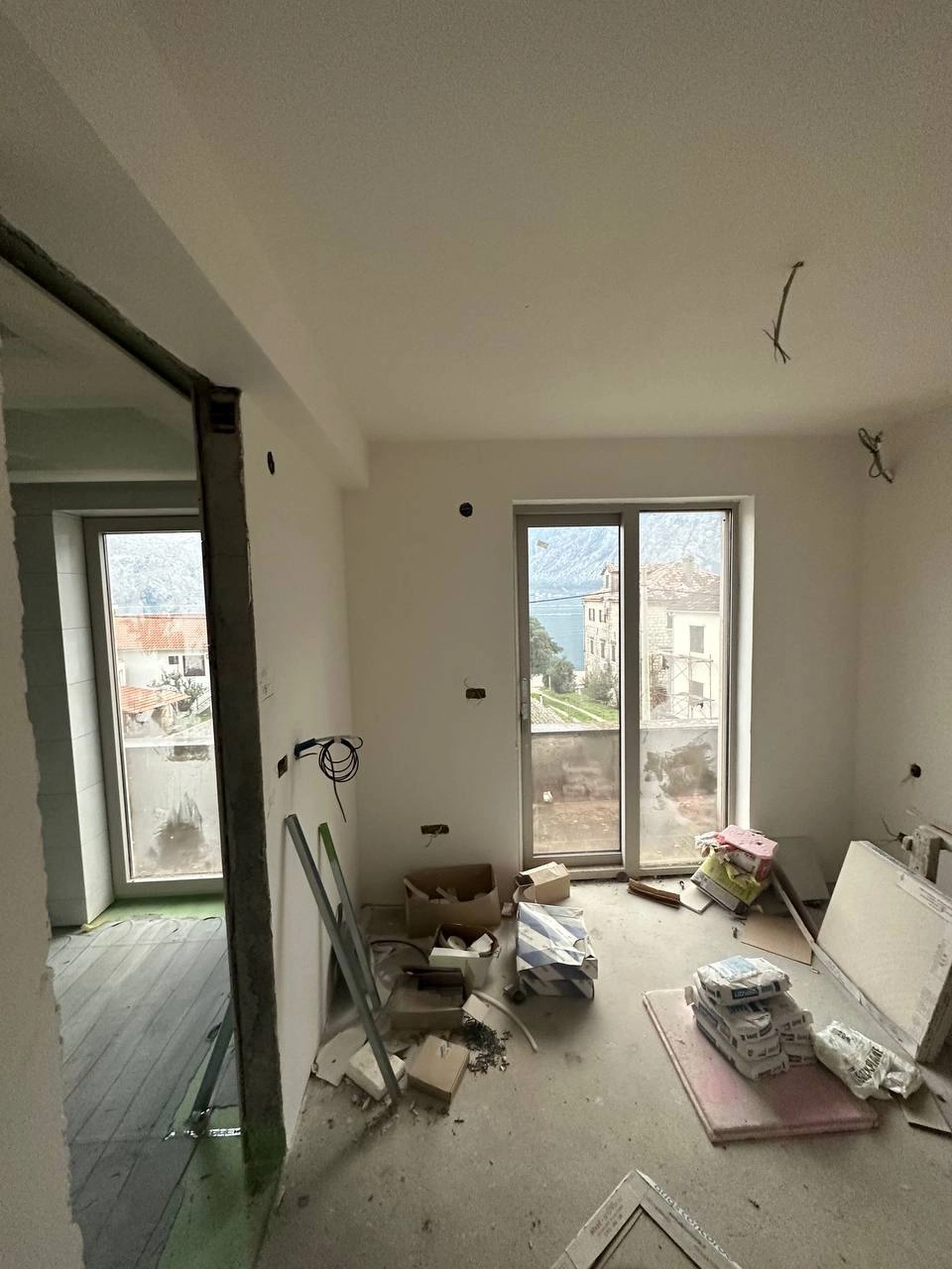 Nedovršena kuća 516 m² na placu od 1684 m², 10 m od mora – Prčanj, Kotor