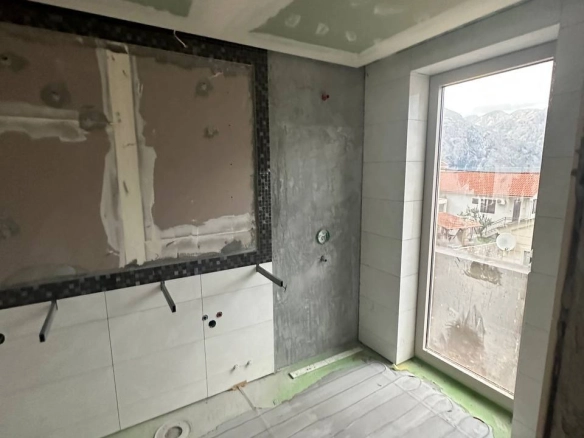 Nedovršena kuća 516 m² na placu od 1684 m², 10 m od mora – Prčanj, Kotor