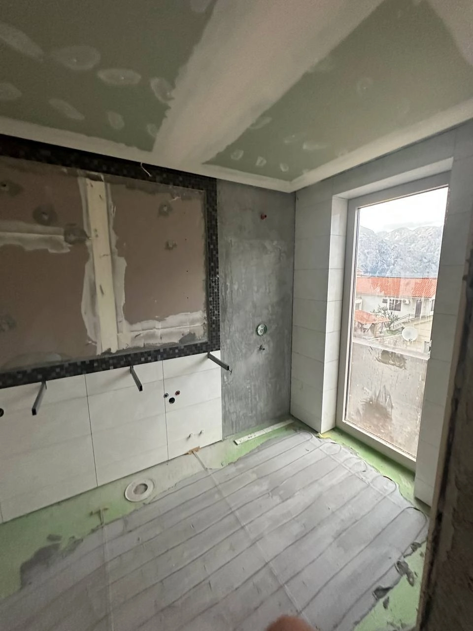 Nedovršena kuća 516 m² na placu od 1684 m², 10 m od mora – Prčanj, Kotor