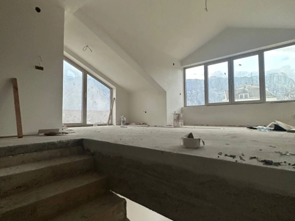 Nedovršena kuća 516 m² na placu od 1684 m², 10 m od mora – Prčanj, Kotor