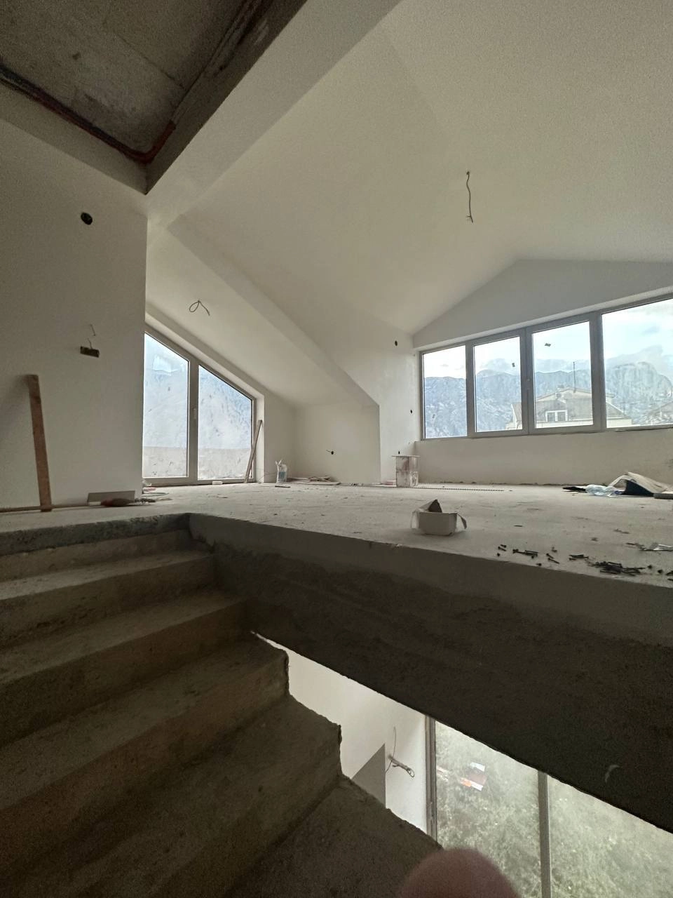 Nedovršena kuća 516 m² na placu od 1684 m², 10 m od mora – Prčanj, Kotor