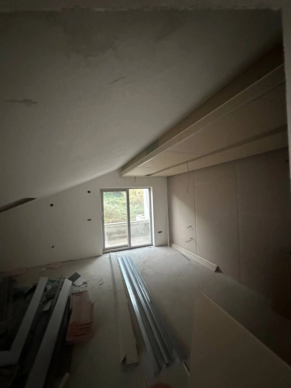 Nedovršena kuća 516 m² na placu od 1684 m², 10 m od mora – Prčanj, Kotor