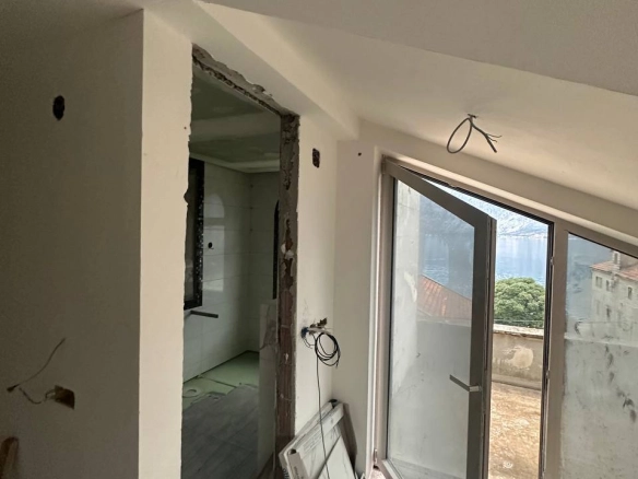 Nedovršena kuća 516 m² na placu od 1684 m², 10 m od mora – Prčanj, Kotor