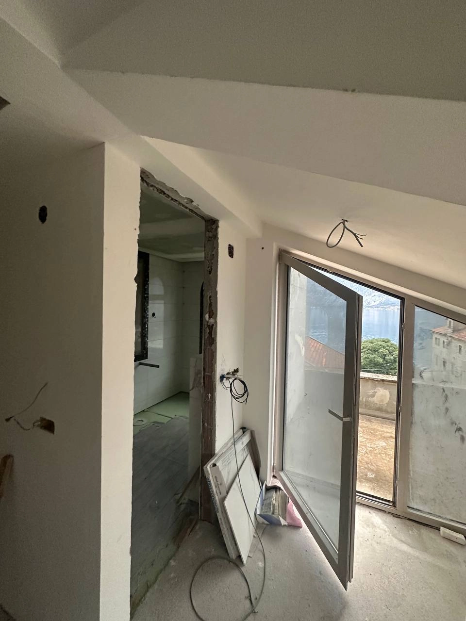 Nedovršena kuća 516 m² na placu od 1684 m², 10 m od mora – Prčanj, Kotor