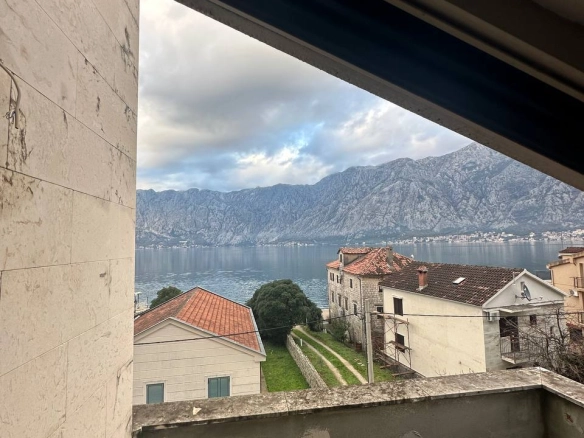 Nedovršena kuća 516 m² na placu od 1684 m², 10 m od mora – Prčanj, Kotor