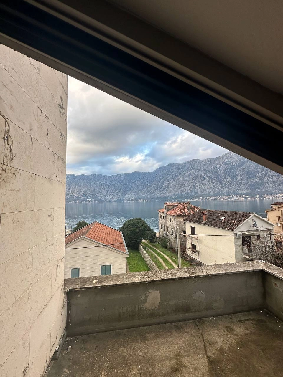 Nedovršena kuća 516 m² na placu od 1684 m², 10 m od mora – Prčanj, Kotor