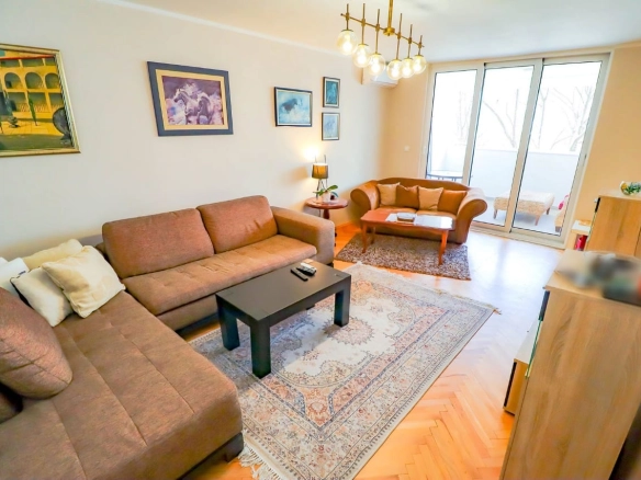 Trosoban stan 112 m² potpuno renoviran, u centru – Bar