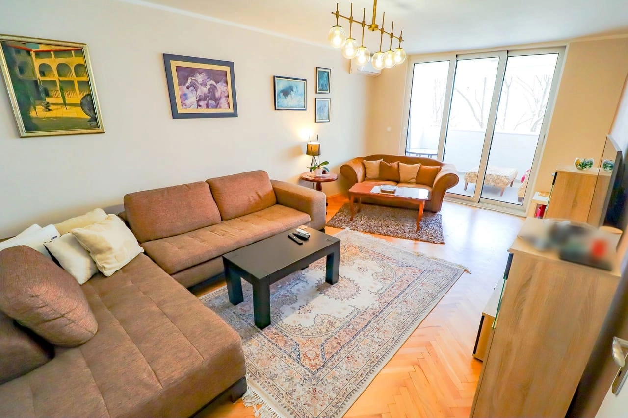 Trosoban-stan-u-centru-Bara-1 Trosoban stan 112 m² potpuno renoviran, u centru – Bar