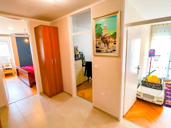 Trosoban stan 112 m² potpuno renoviran, u centru – Bar