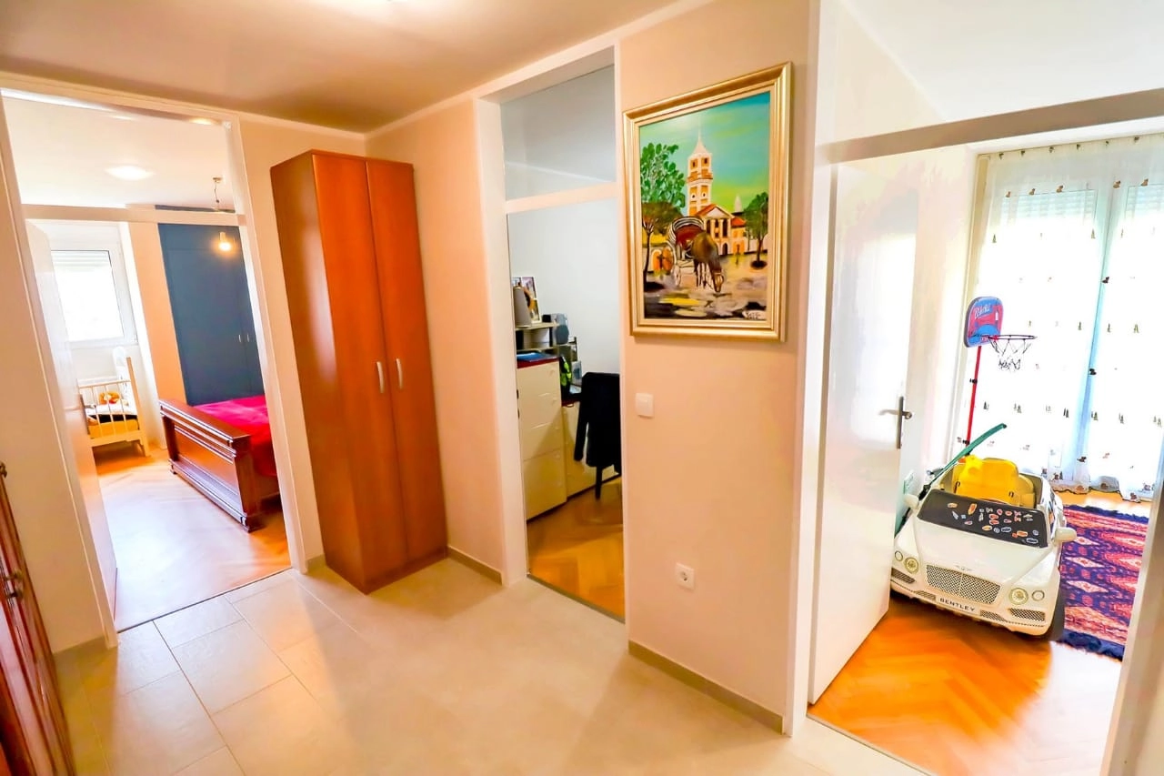 Trosoban-stan-u-centru-Bara-2 Trosoban stan 112 m² potpuno renoviran, u centru – Bar