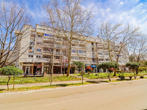 Trosoban stan 112 m² potpuno renoviran, u centru – Bar