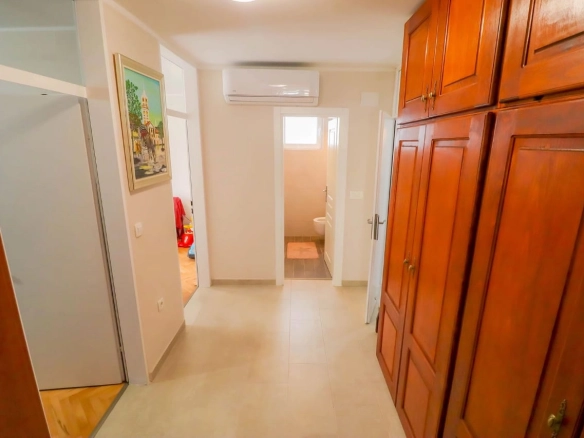 Trosoban stan 112 m² potpuno renoviran, u centru – Bar