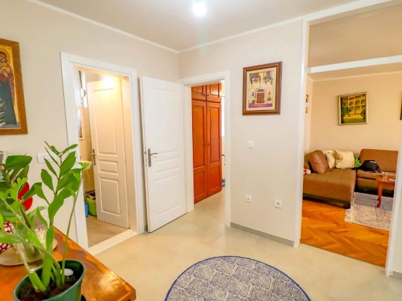 Trosoban stan 112 m² potpuno renoviran, u centru – Bar