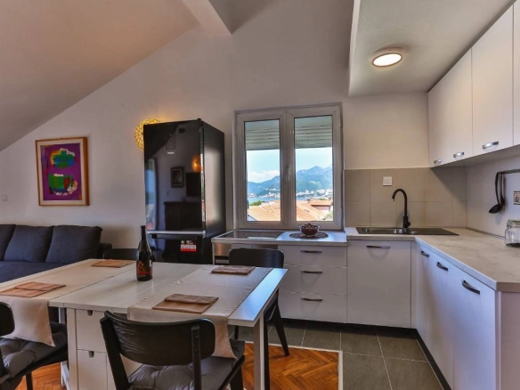 Dvosoban stan 100 m² sa pogledom na more – Sveti Stefan, Budva