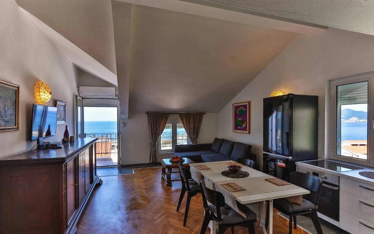 Dvosoban stan 100 m² sa pogledom na more – Sveti Stefan, Budva