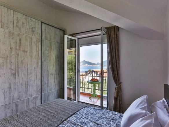 Dvosoban stan 100 m² sa pogledom na more – Sveti Stefan, Budva