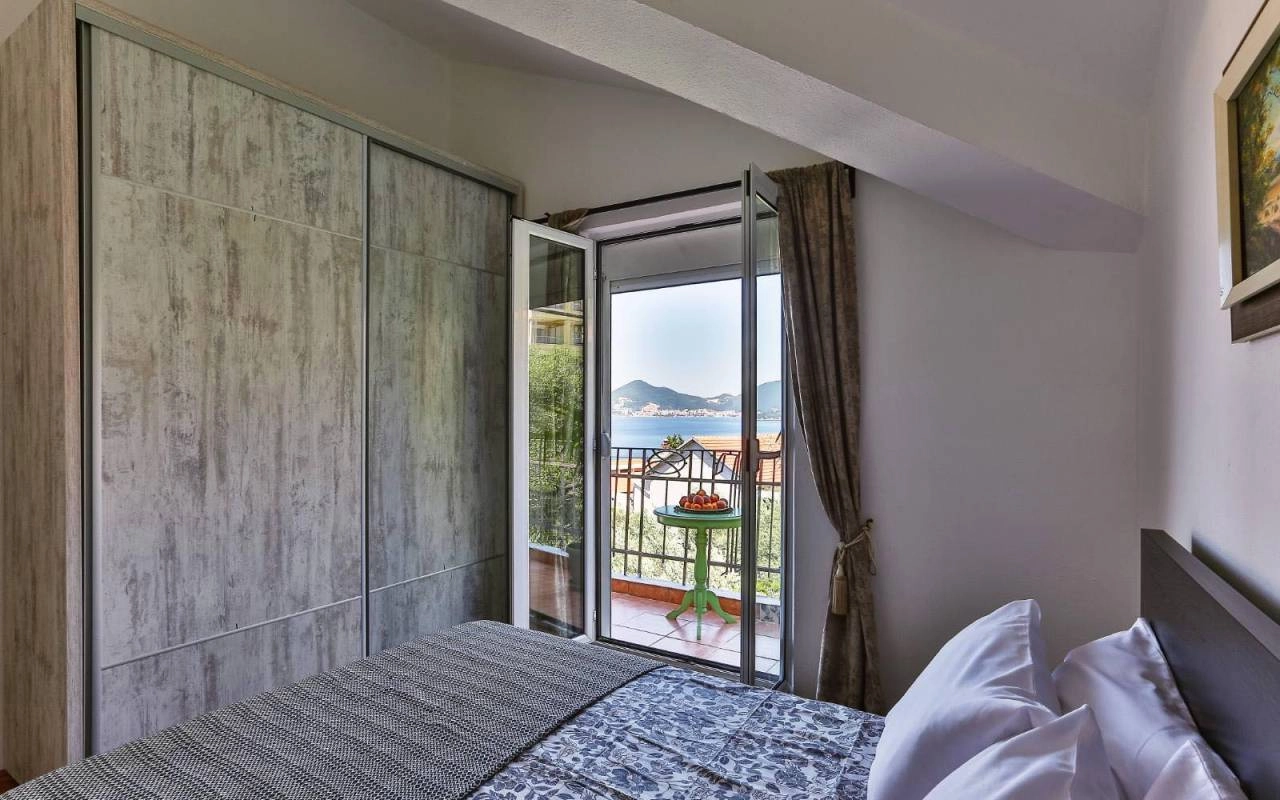 Dvosoban stan 100 m² sa pogledom na more – Sveti Stefan, Budva
