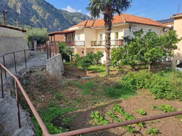 Kuća sa voćnom baštom u Kotoru