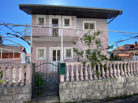 Stan sa pogledom na more i planine