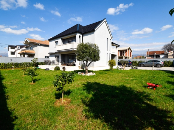 Porodična kuća 220 m² na placu 850 m²