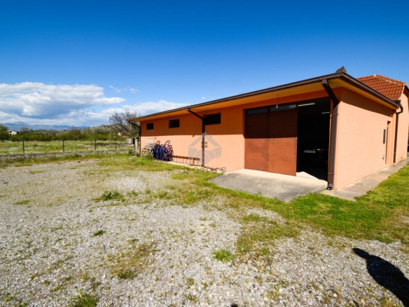 Magacin 150 m² na placu 700 m²
