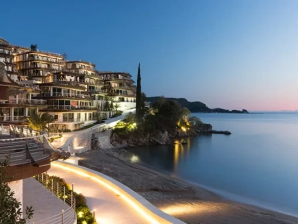 Trosoban luksuzan stan 257 m² + terasa 200 m² sa pogledom na more