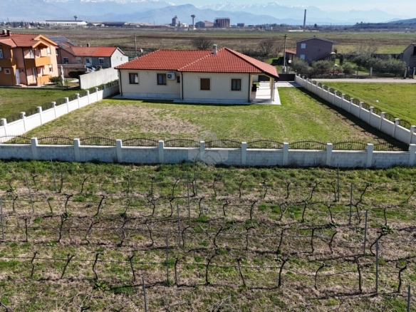 Porodična kuća 200 m² na placu 1.300 m², Kokoti – Podgorica