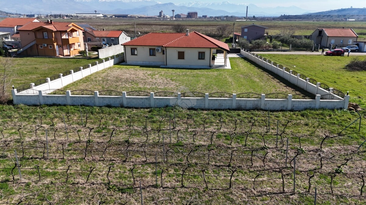 Porodična kuća 200 m² na placu 1.300 m², Kokoti – Podgorica