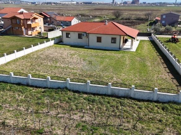 Porodična kuća 200 m² na placu 1.300 m², Kokoti – Podgorica