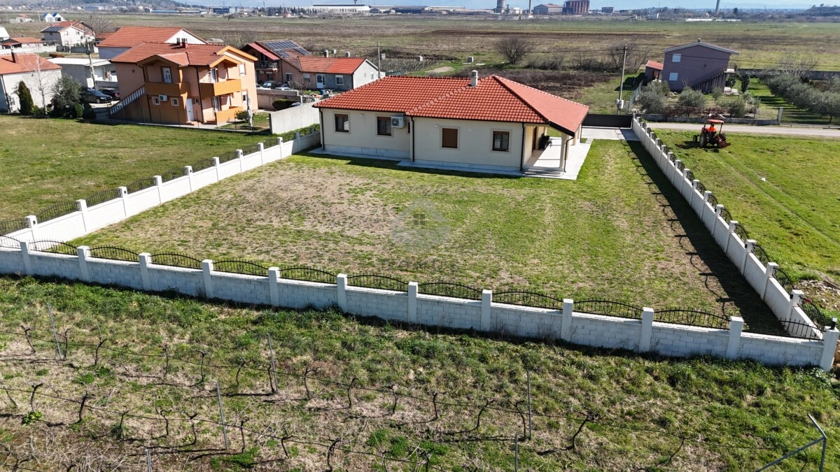 Porodična kuća 200 m² na placu 1.300 m², Kokoti – Podgorica