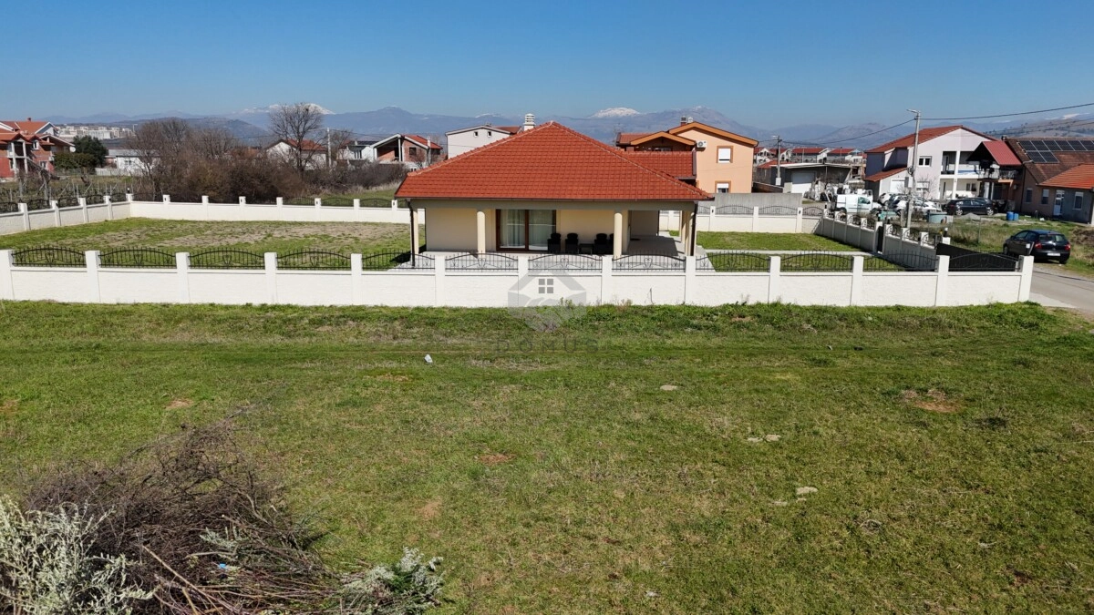 Porodična kuća 200 m² na placu 1.300 m², Kokoti – Podgorica