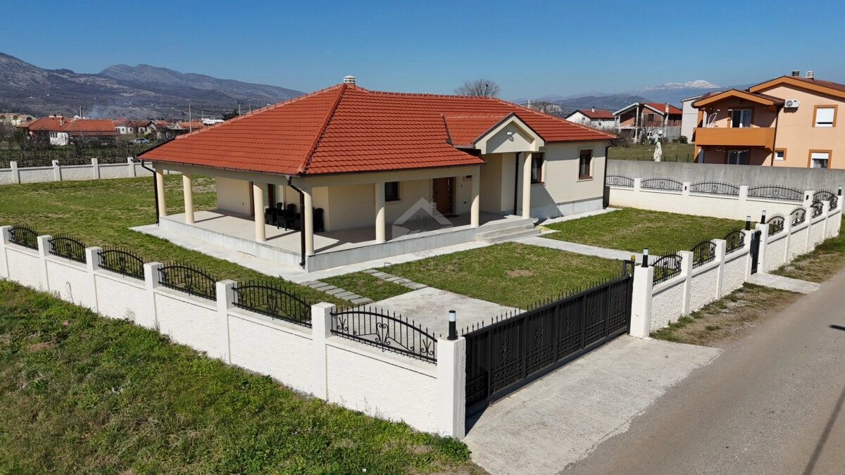 Porodična kuća 200 m² na placu 1.300 m², Kokoti – Podgorica
