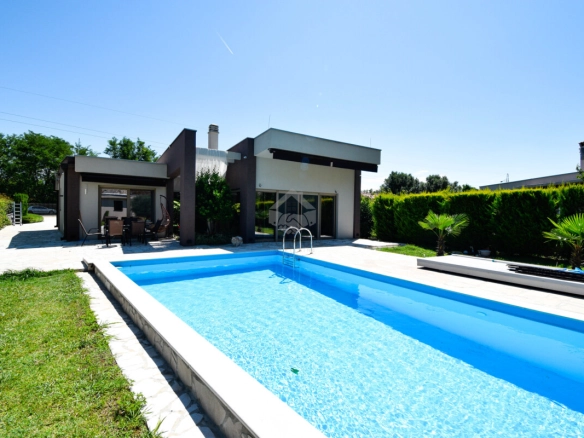 Kuća 150 m² sa bazenom na placu 1.200 m²